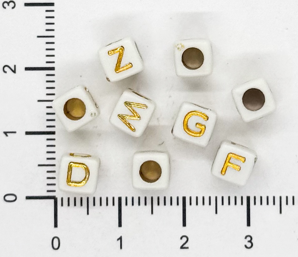 Plástico letras cubo 7x7mm blanca c/dorado x 10grs.