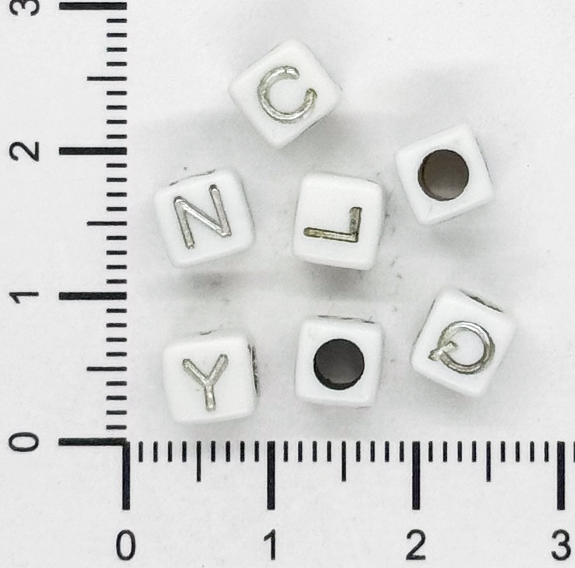 Plástico letras cubo 7x7mm blanca c/plateado x 10grs.