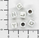 Plástico letras cubo 7x7mm blanca c/plateado x 10grs.
