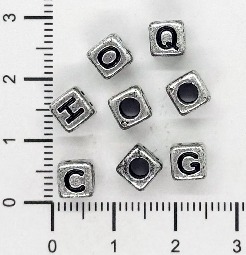 Plástico letras cubo 7x7mm plateado c/negro x 10grs