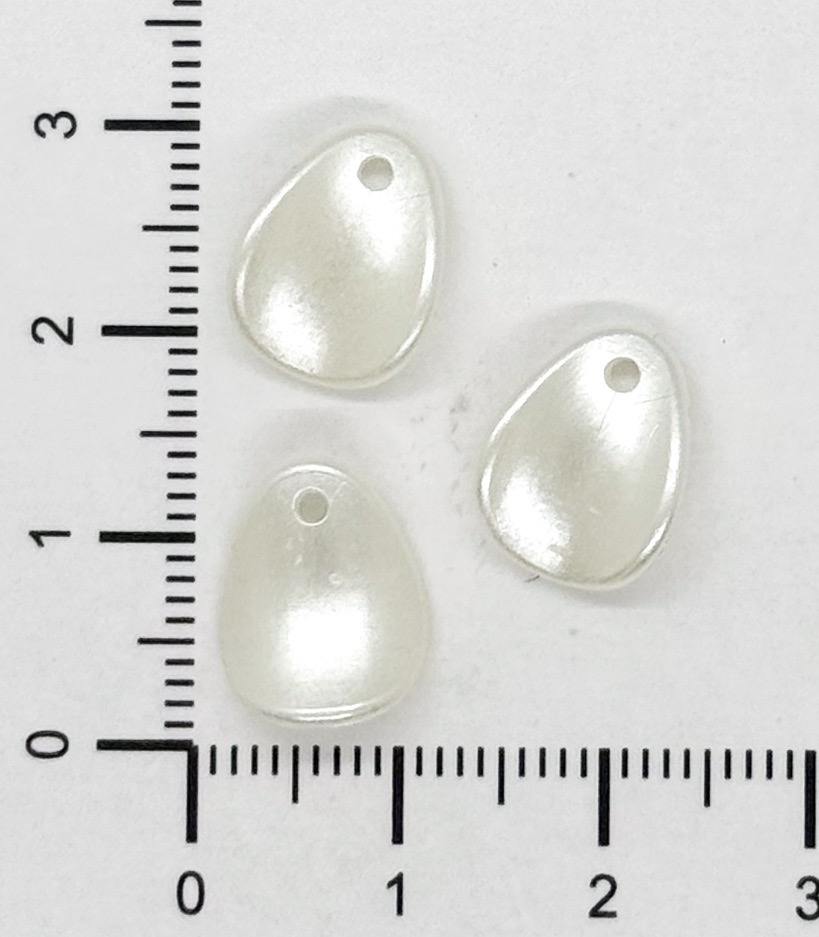 Perla de río plástica pétalo liso x 10gr.