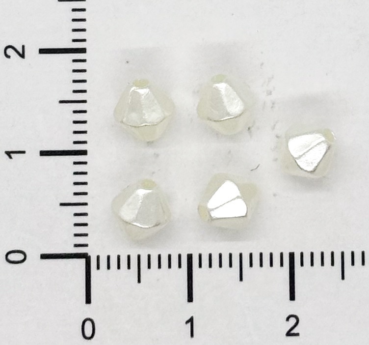 Perla de río plástica rombo facetado 6mm x 10gr.