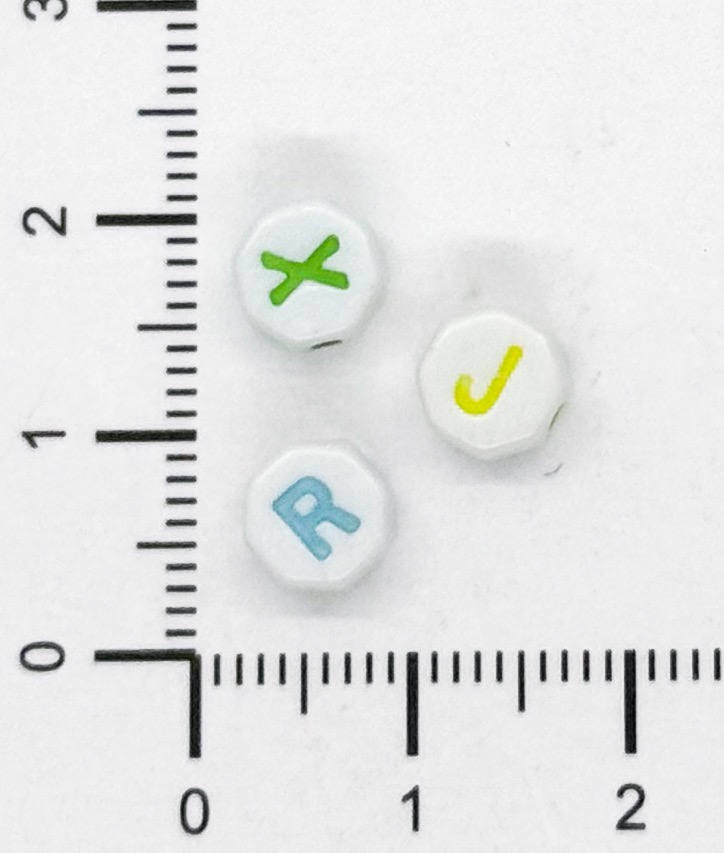 Plástico letras octogonal 7mm b/color x 10grs.