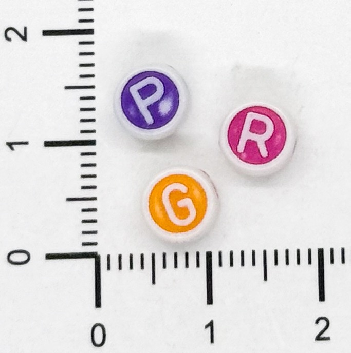 Plástico letras plana 7mm c/relieve b/color x 10grs.