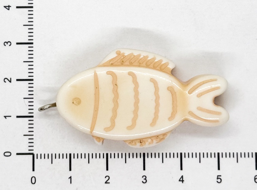 Pez resina labrado c/pitón fucsia x 1un   