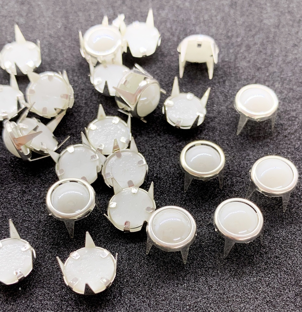 Tachas metálicas c/perla 10mm x 50 un.