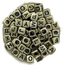 Plástico letras cubo 7x7mm dorado c/negro x 10grs.