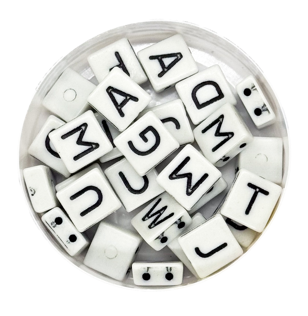 Plástico letras cuadradas planas 8x8mm b/n x 10gr.