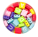 Plástico letras cuadradas planas 8x8mm colores x 10gr. 