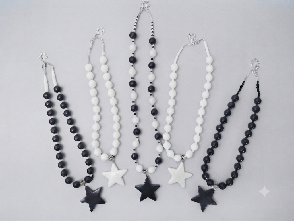  Collar Chicle B/N dije acrílico Estrella