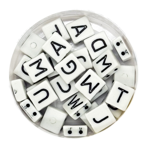 [12100] Plástico letras cuadradas planas 8x8mm b/n x 10gr.